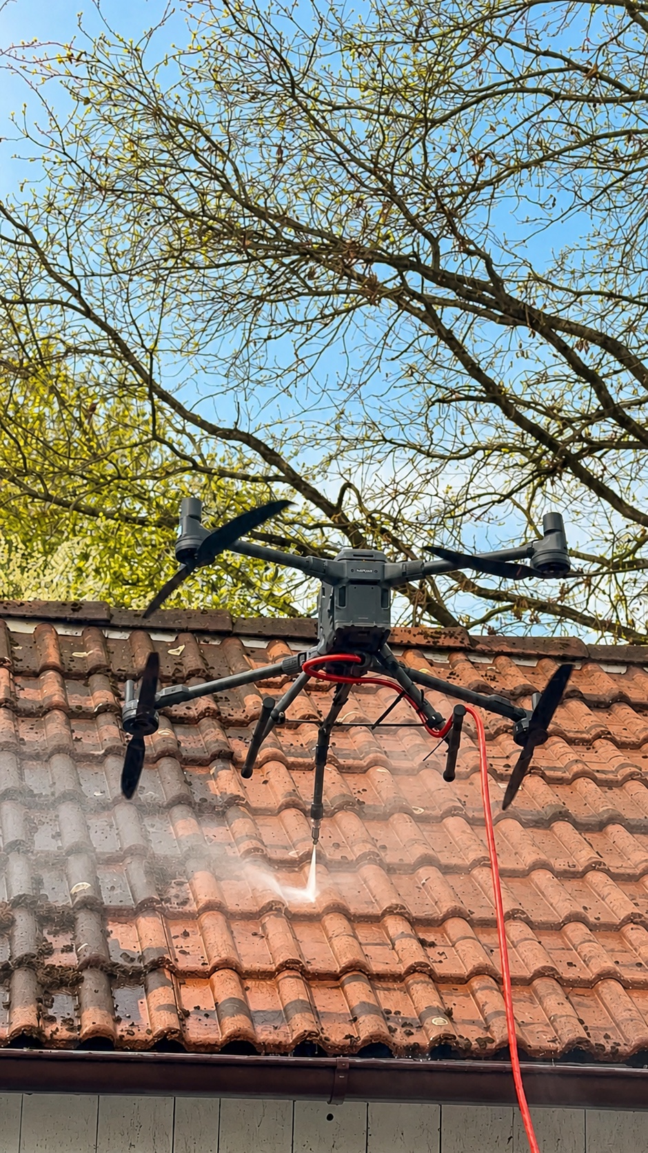 Reinigungsdrohne bei freundlichem Tageslicht im Einsatz über einer Dachfläche