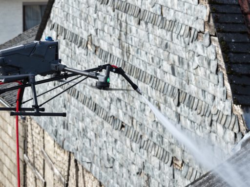 Drohne bei der Reinigung einer Fassade
