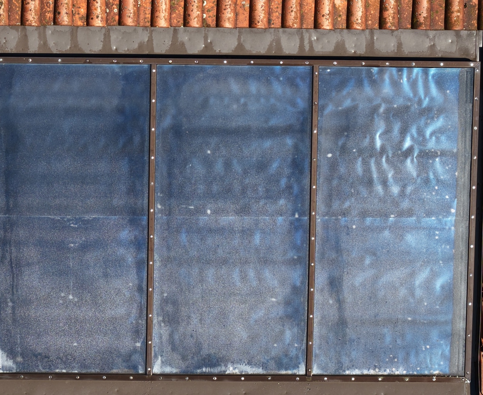 Drohnenaufnahme eines Solarkollektors mit gebrochenem Glas