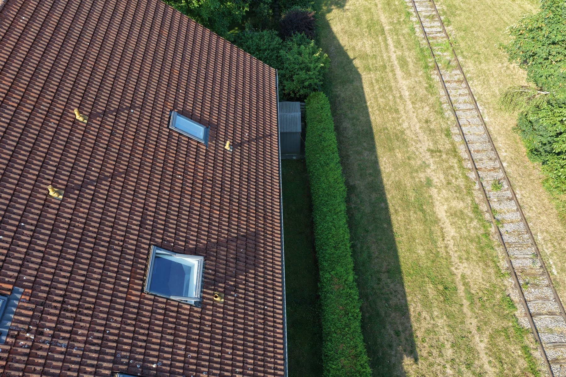 Drohnenaufnahme eines Daches zur Zustandskontrolle