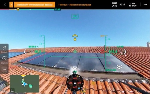 Live-Pilotenansicht bei der drohnengestützten Dachreinigung